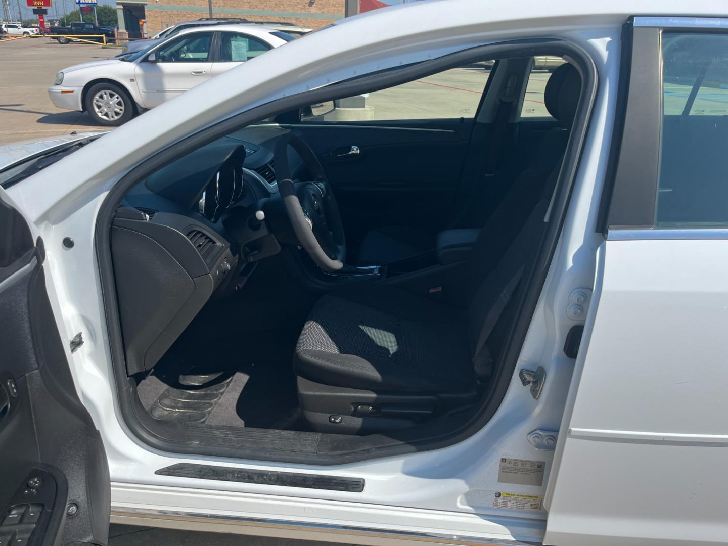 2012 white /black Chevrolet Malibu 1LT (1G1ZC5EU4CF) with an 2.4L L4 DOHC 16V FFV engine, 6-Speed Automatic transmission, located at 14700 Tomball Parkway 249, Houston, TX, 77086, (281) 444-2200, 29.928619, -95.504074 - Photo#8